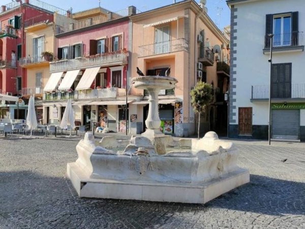 negozio in vendita a Pozzuoli