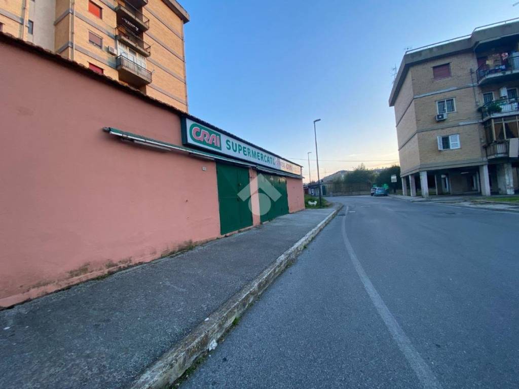 negozio in vendita a Pozzuoli in zona Toiano
