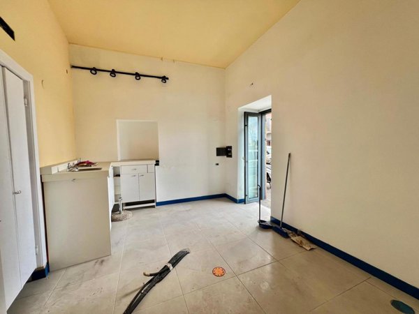 negozio in vendita a Pozzuoli