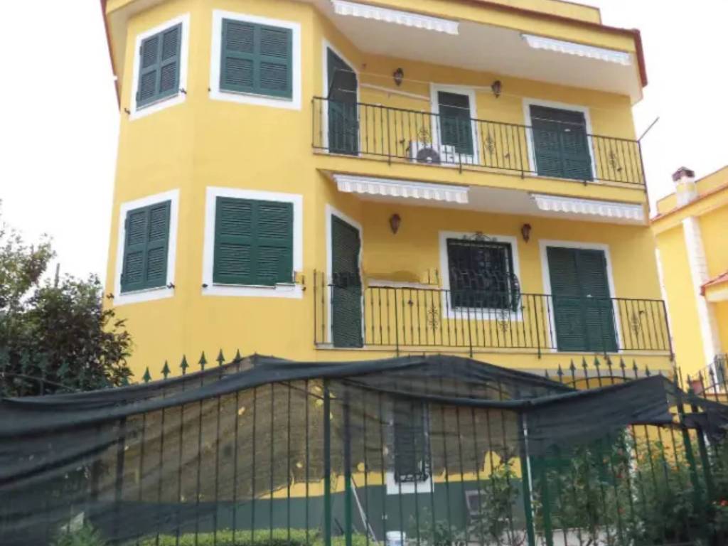 casa indipendente in vendita a Pozzuoli in zona Monterusciello