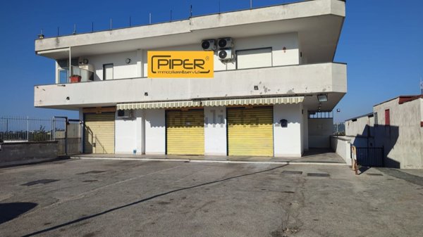 locale commerciale in vendita a Pozzuoli in zona Monterusciello
