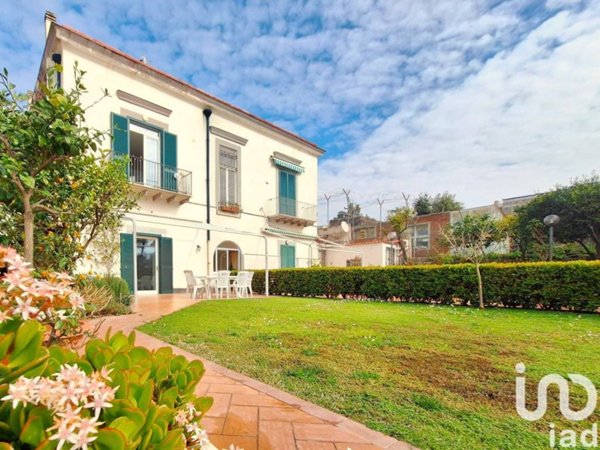 casa indipendente in vendita a Pozzuoli