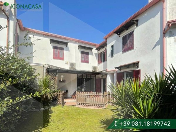 casa indipendente in vendita a Pozzuoli in zona Monterusciello
