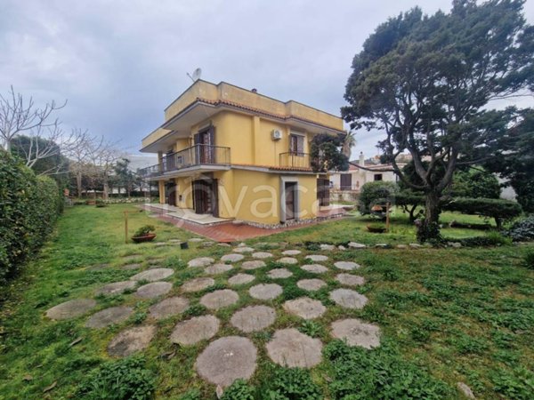 casa indipendente in vendita a Pozzuoli in zona Monterusciello