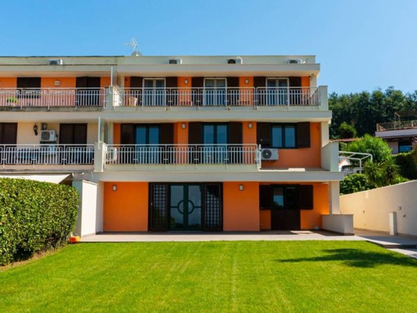 casa indipendente in vendita a Pozzuoli in zona Monterusciello