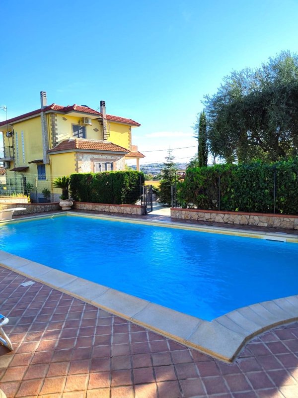 casa indipendente in vendita a Pozzuoli in zona Monterusciello