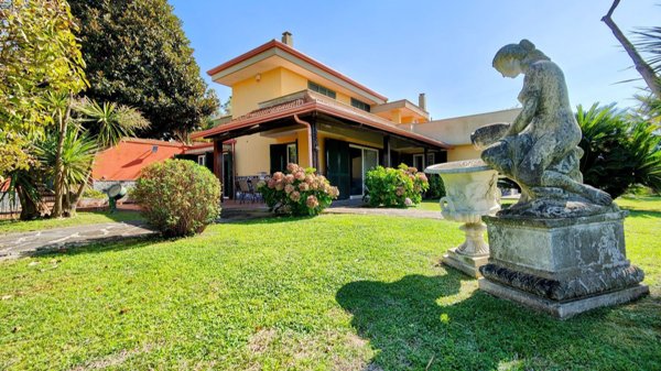 casa indipendente in vendita a Pozzuoli