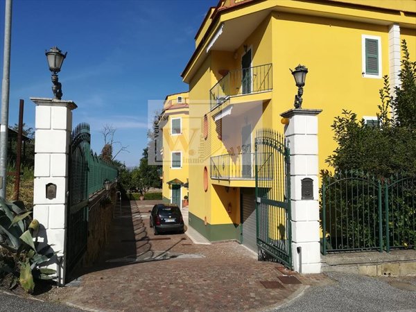 casa indipendente in vendita a Pozzuoli in zona Monterusciello