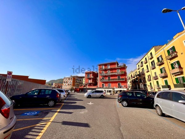 locale commerciale in vendita a Pozzuoli
