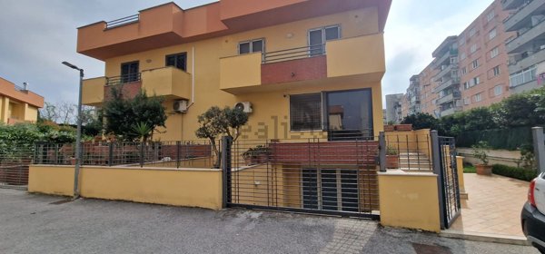 casa indipendente in vendita a Pozzuoli in zona Monterusciello
