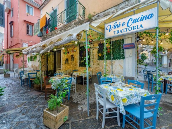 negozio in vendita a Pozzuoli