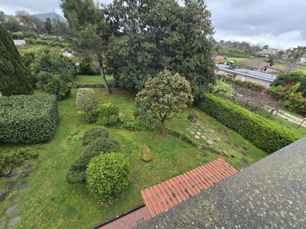 intera palazzina in vendita a Pozzuoli in zona Monterusciello