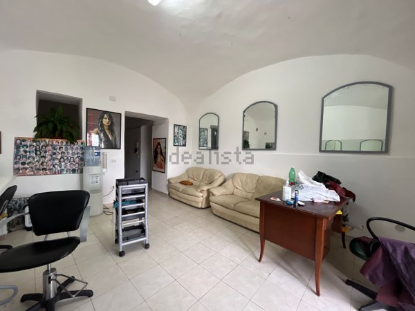 locale commerciale in vendita a Pozzuoli