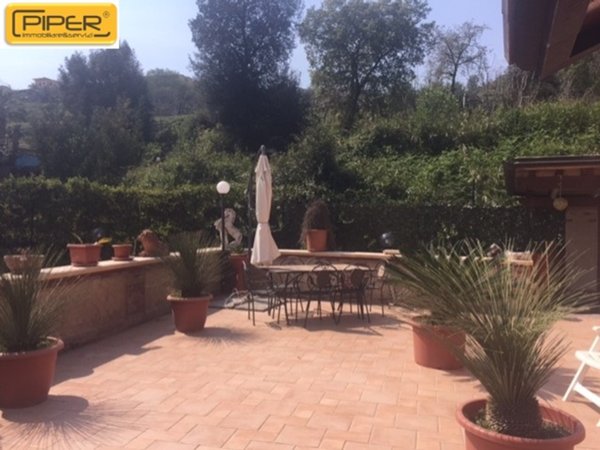 casa indipendente in vendita a Pozzuoli in zona Toiano