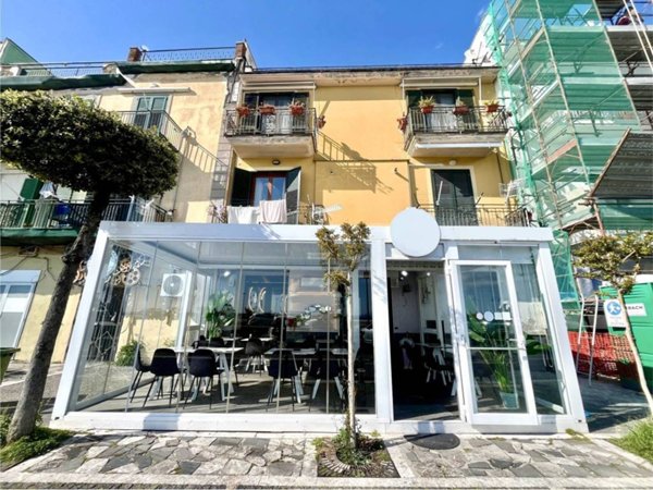 negozio in vendita a Pozzuoli