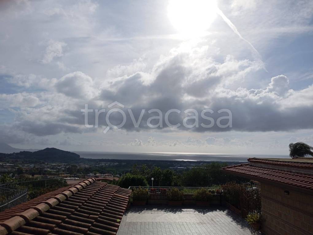 casa indipendente in vendita a Pozzuoli in zona Arco Felice