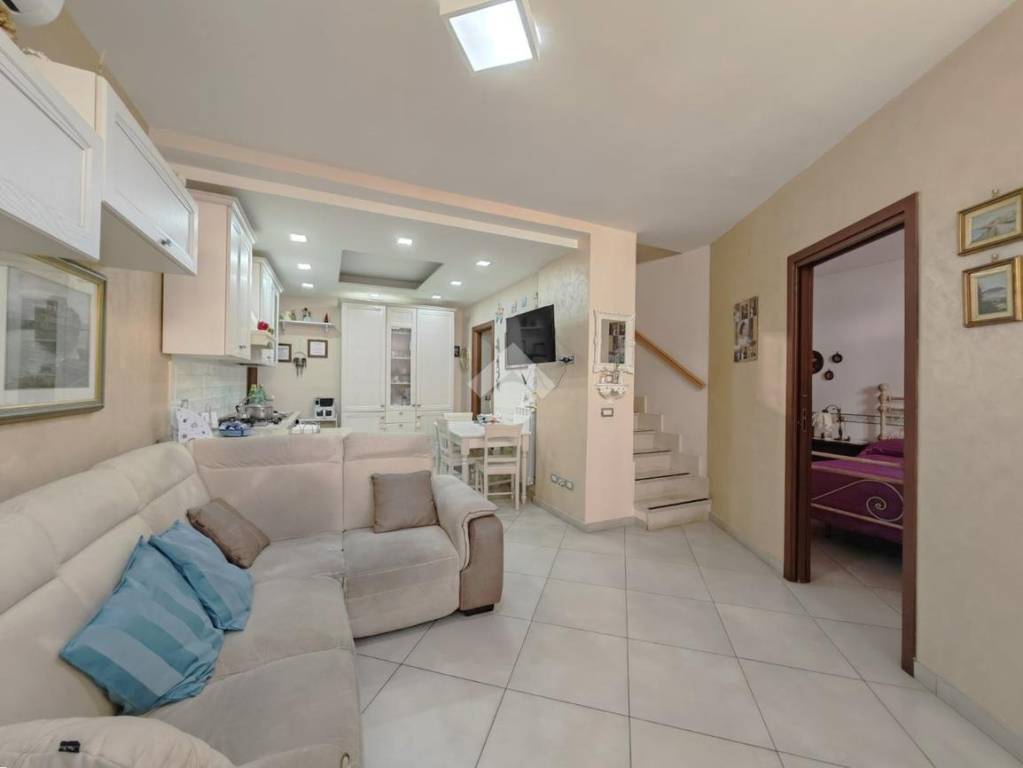 casa indipendente in vendita a Pozzuoli in zona Arco Felice