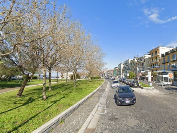 negozio in vendita a Pozzuoli