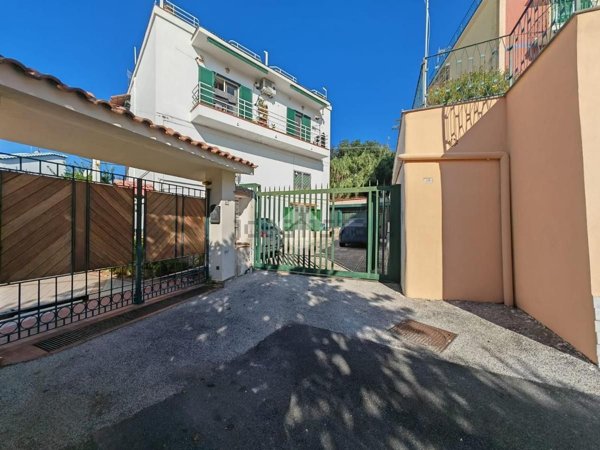 appartamento in vendita a Pozzuoli in zona Lucrino