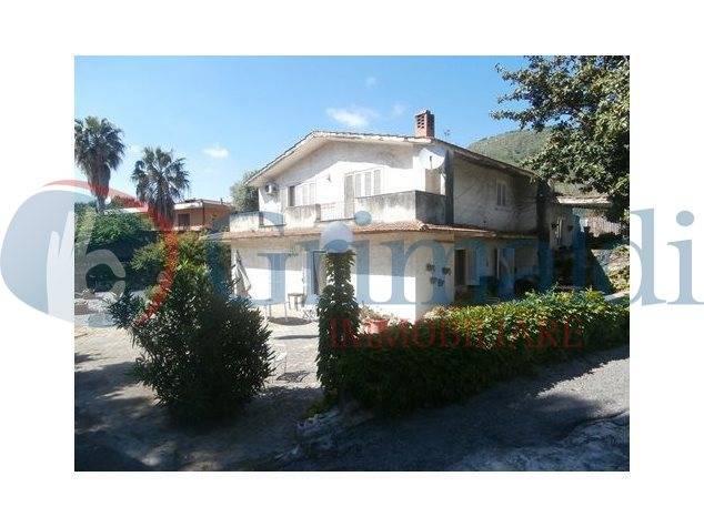casa indipendente in vendita a Pozzuoli in zona Arco Felice