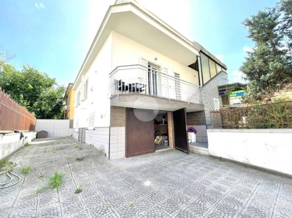 casa indipendente in vendita a Pozzuoli in zona Monterusciello