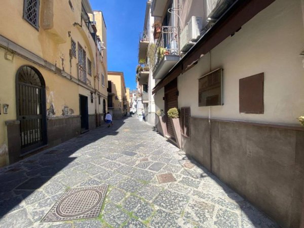 negozio in vendita a Pozzuoli