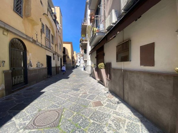 negozio in vendita a Pozzuoli
