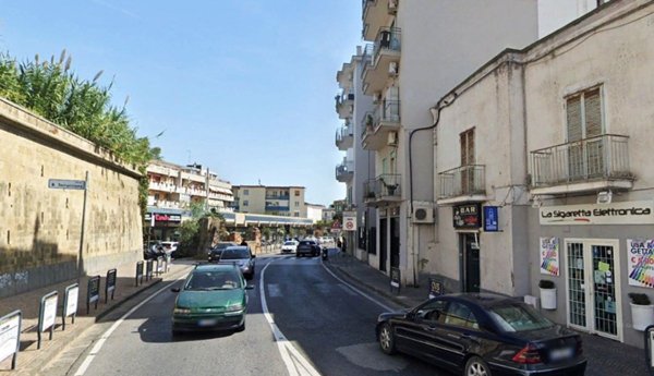 locale commerciale in vendita a Pozzuoli