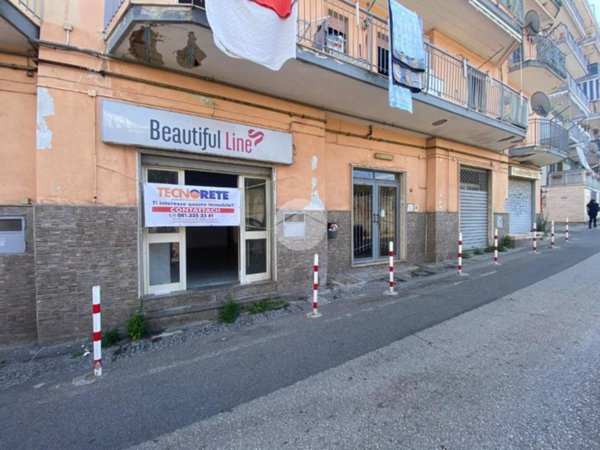 negozio in vendita a Pozzuoli