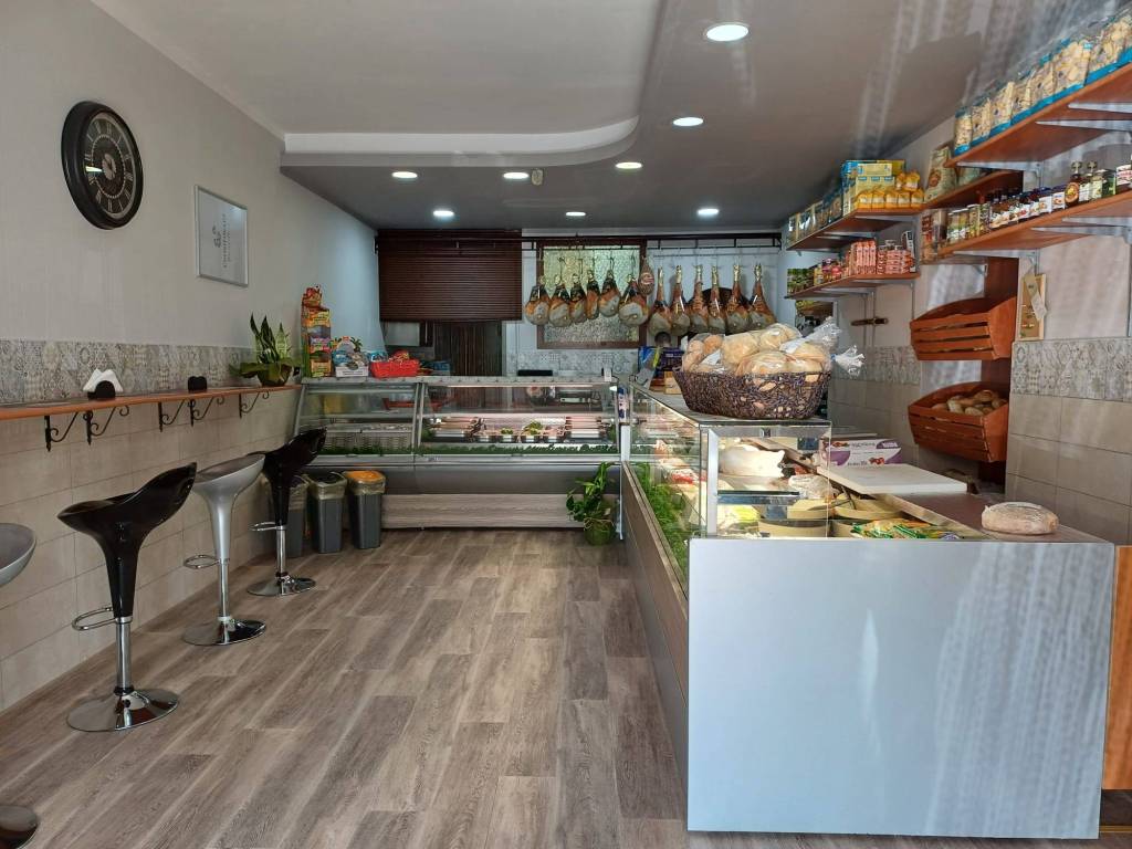 negozio in vendita a Pozzuoli
