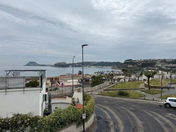trivano in vendita a Pozzuoli in zona Lucrino