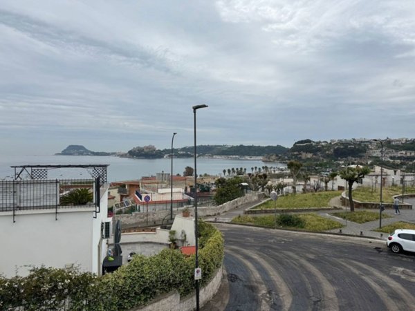 negozio in vendita a Pozzuoli in zona Lucrino
