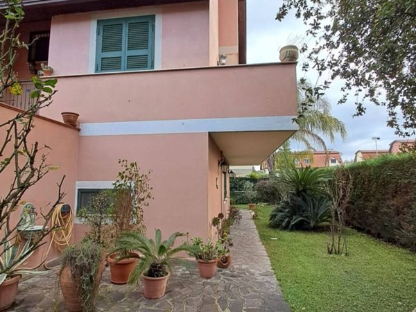 casa indipendente in vendita a Pozzuoli