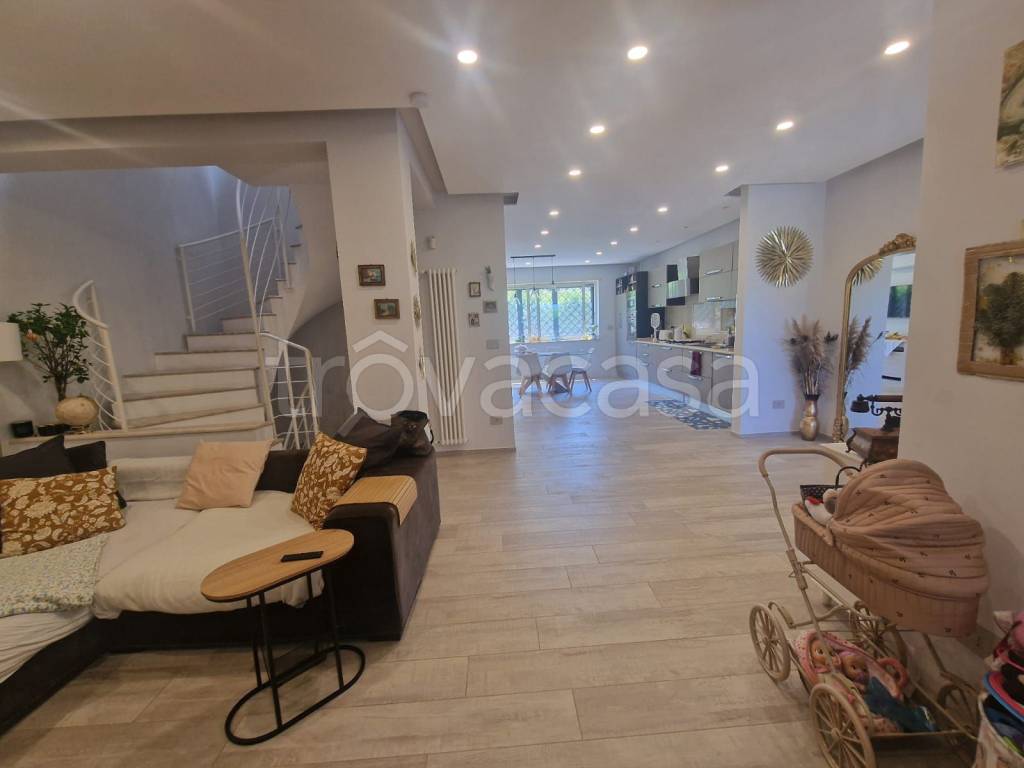 casa indipendente in vendita a Pozzuoli in zona Monterusciello