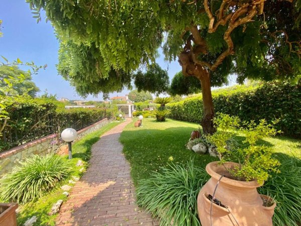 casa indipendente in vendita a Pozzuoli in zona Monterusciello