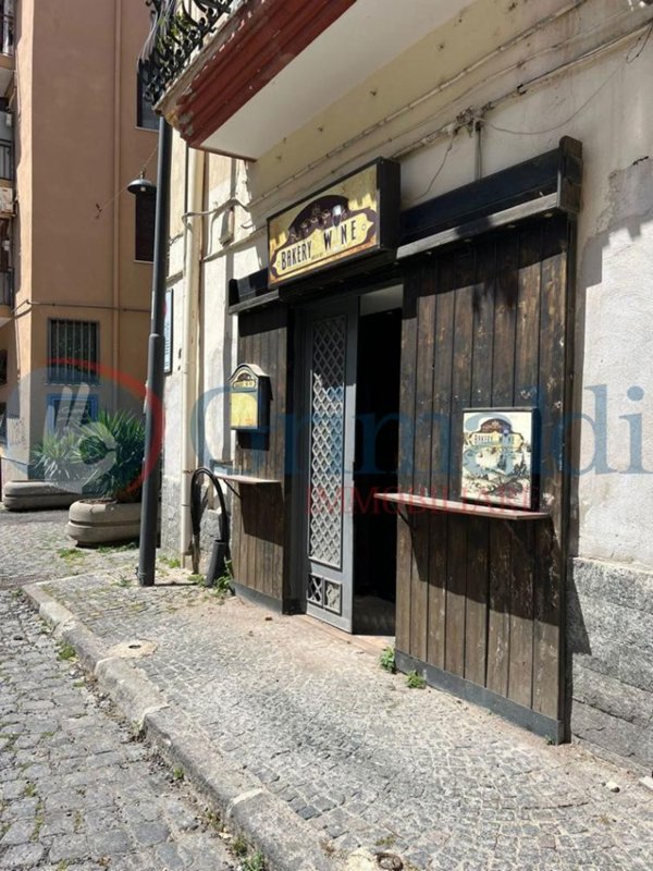 negozio in vendita a Pozzuoli