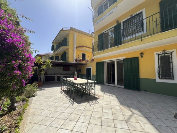 casa indipendente in vendita a Pozzuoli in zona Monterusciello