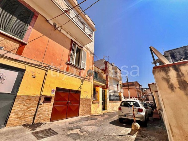 negozio in vendita a Pozzuoli in zona Arco Felice