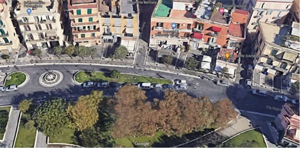 negozio in vendita a Pozzuoli