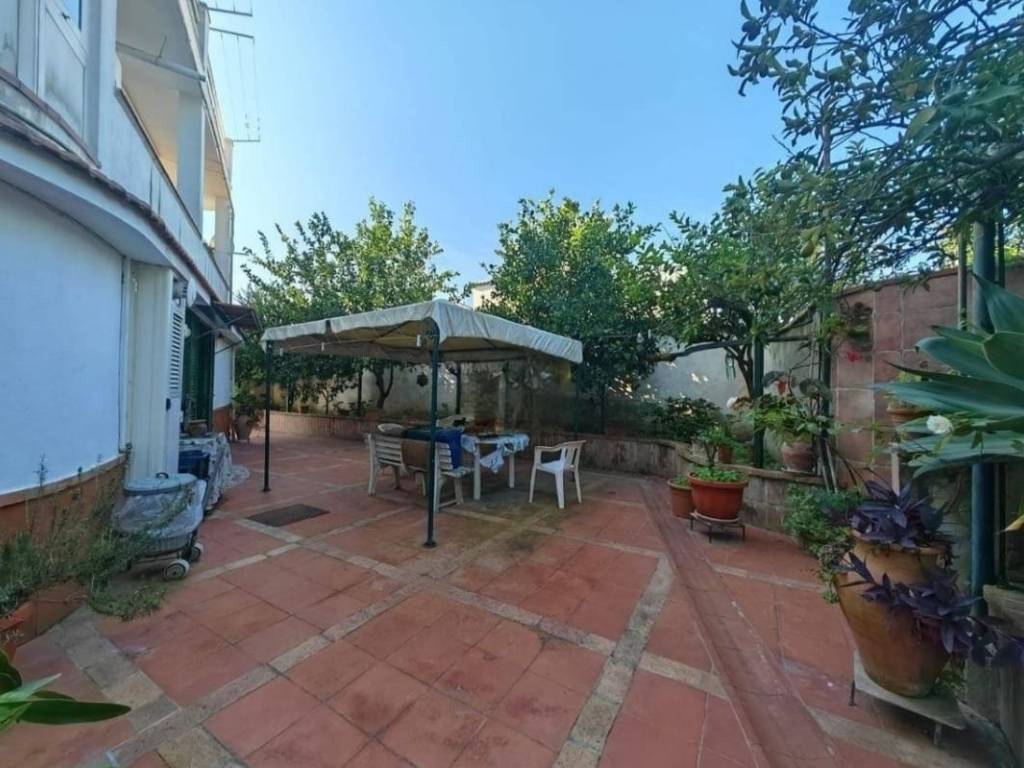 appartamento in vendita a Pozzuoli in zona Lucrino