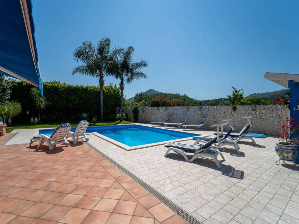 casa indipendente in vendita a Pozzuoli