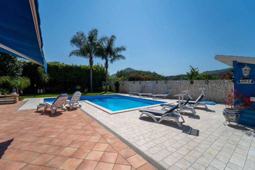 casa indipendente in vendita a Pozzuoli