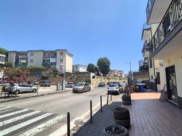 negozio in vendita a Pozzuoli