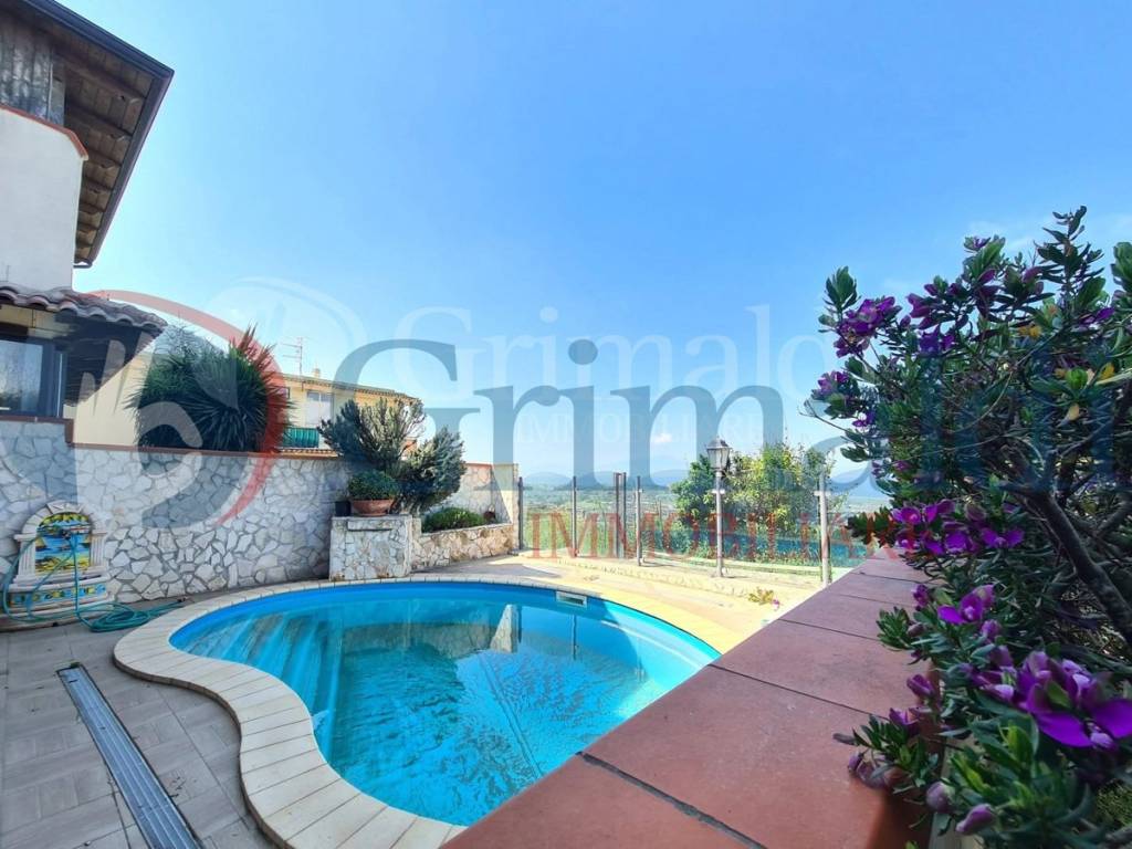 casa indipendente in vendita a Pozzuoli in zona Monterusciello