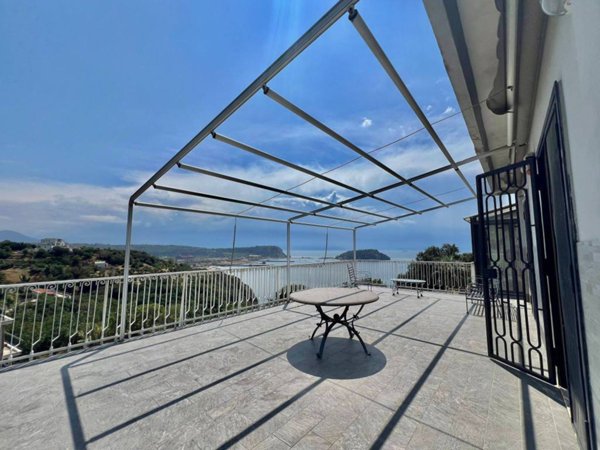 casa indipendente in vendita a Pozzuoli