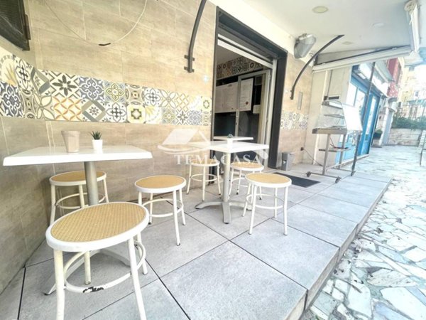 negozio in vendita a Pozzuoli in zona Solfatara