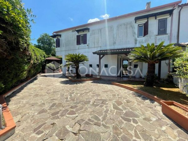 casa indipendente in vendita a Pozzuoli in zona Monterusciello