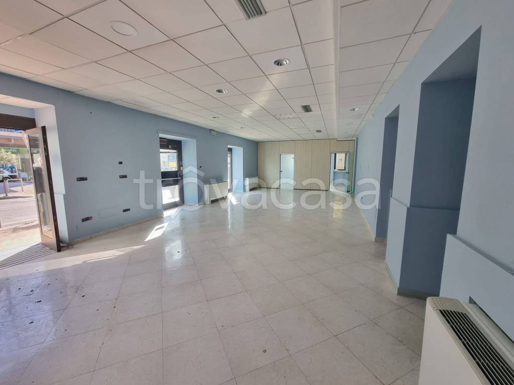 negozio in vendita a Pozzuoli
