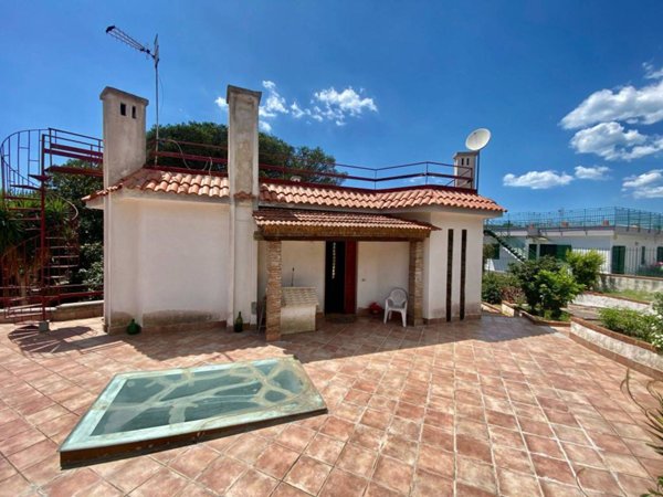 casa indipendente in vendita a Pozzuoli in zona Lucrino