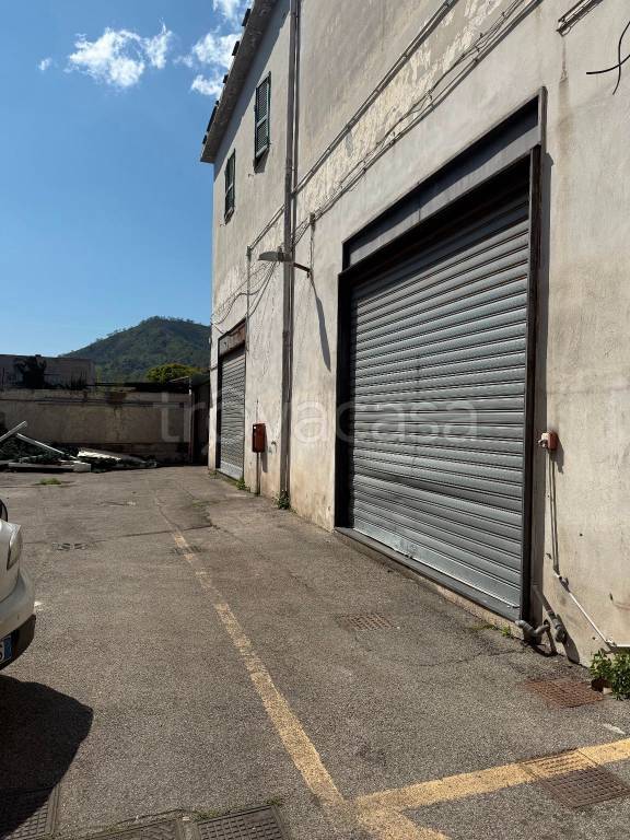 locale commerciale in vendita a Pozzuoli